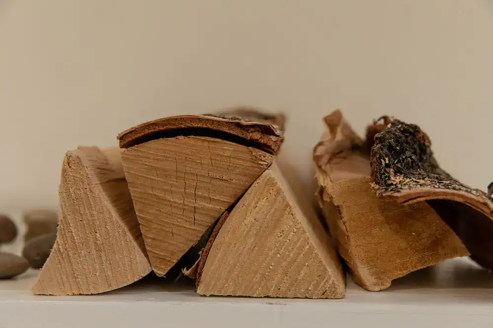 Brennendes Holz im Saunaofen